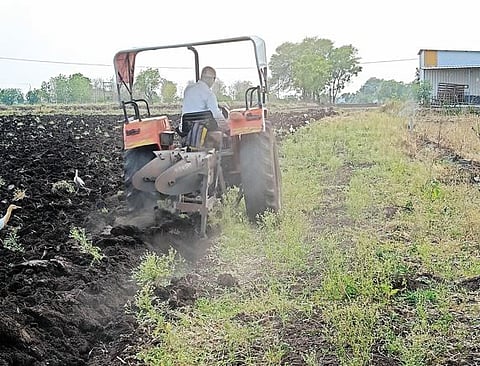 कार्यकर्ते आकडेमोडीत, शेतकरी मशागतीत गर्क; पेरणीपूर्व मशागतीला आला वेग
