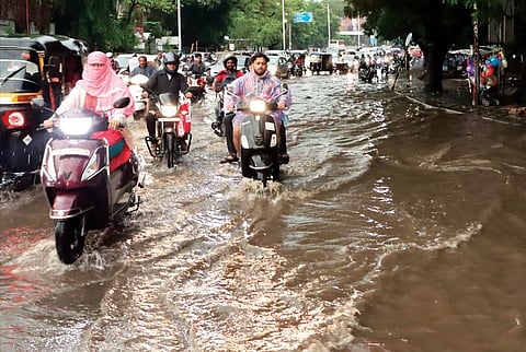पूर्वमोसमी पावसाची जोरदार बॅटिंग; रस्त्यावर पाण्यामुळे वाहनांची गर्दी