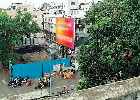 हडपसर परिसरात धोकादायक होर्डिंग; नागरिकांची कारवाईची मागणी