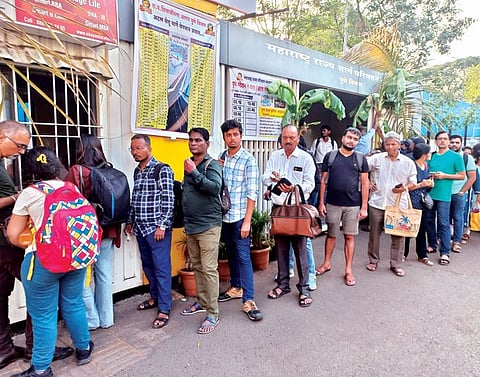 रेल्वे मेगा ब्लॉक; एसटी, रेल्वे स्थानके गर्दीने फुल्ल..! प्रवाशांच्या रांगा