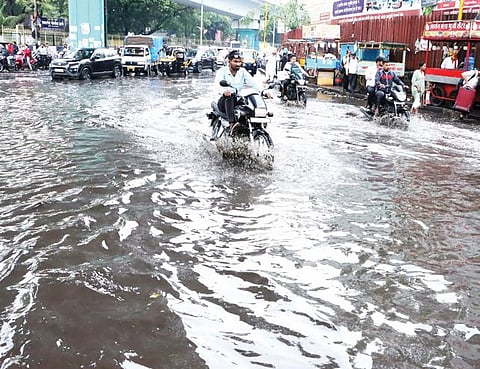 धानोरी, वडगाव शेरी परिसराला पावसाने झोडपले; ठिकठिकाणी वाहतूक कोंडी