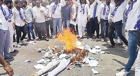 खेड-शिवापूर टोलनाक्यावर मनुस्मृती दहन; केसरकर यांच्या पुतळ्याला जोडे मारले