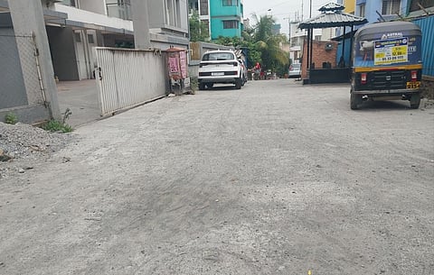 महिन्यातच उखडला सिमेंटचा रस्ता; नागरिकांकडून चौकशीची मागणी