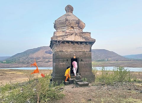 जुने वाडा गाव पाहण्यासाठी नागरिकांची गर्दी; धरणातील पाणीसाठा घटला