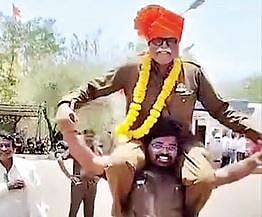 चालक बापाची अनोखी सेवानिवृत्ती; वाहक मुलाने घेतले खांद्यावर