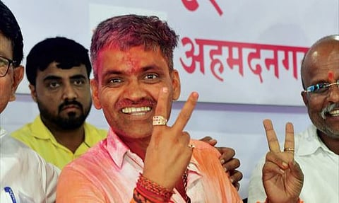 विखेंना पराभवाचा धक्का; अटीतटीच्या लढतीत नीलेश लंके विजयी