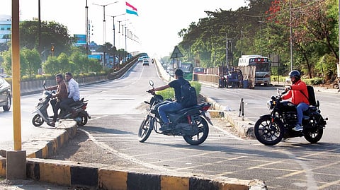 ग्रेडसेपरेटरमध्ये मर्ज इन, आऊटचा खेळ; पालिकेकडून वाहतूक व्यवस्थेत पुन्हा बदल