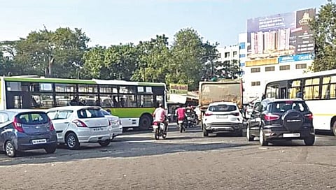 पंचवटी : निमाणी बसस्थानक परिसरात झालेली वाहतूक कोंडी. (छाया : गणेश बोडके)