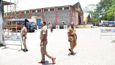 नाशिक व दिंडोरी लोकसभा मतदारसंघातील ईव्हीएम मशीन ठेवलेल्या अंबड वेअर हाउसबाहेर तैनात असलेला खडा पहारा. (छाया: हेमंत घोरपडे)