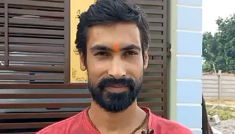 छत्तीसगडमधील भाजप समर्थक दुर्गेश पांडे यांनी आपले बोट कापत काली मंदिरात अर्पण केले.