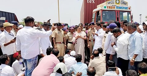 पाण्यासाठी डाळजला पुणे-सोलापूर महामार्ग रोखला