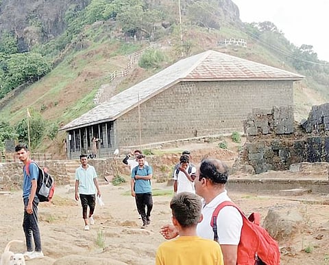 सिंहगड, राजगडावर पर्यटकांची गर्दी वाढली; अवकाळी पावसाने निसर्गसौंदर्य बहरले