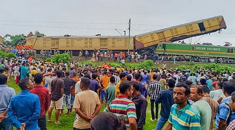 पश्चिम बंगालमधील दार्जिलिंग जिल्ह्यात मालगाडी कांचनजंगा एक्सप्रेस ट्रेनला धडकली.