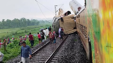 : पश्चिम बंगालमधील दार्जिलिंग जिल्ह्यात मालगाडी कांचनजंगा एक्सप्रेस ट्रेनला धडकली