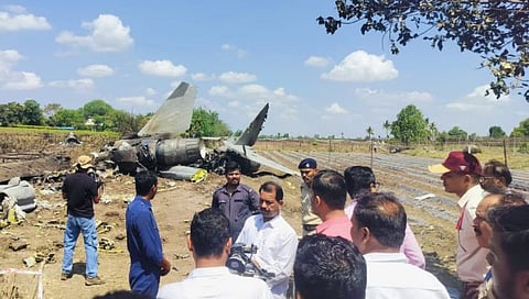 निफाड : शिरसगाव येथे सुखोई विमान अपघातस्थळाची पाहणी करताना खासदार भास्कर भगरे.(छाया : दीपक श्रीवास्तव)