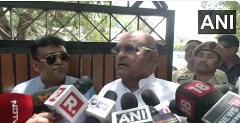 माध्यमाशी बाेलताना जनता दल संयुक्त (जेडीयू )चे प्रवक्ते के. सी. त्यागी.