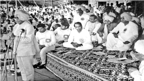 राजर्षी शाहू जन्मशताब्दी सोहळ्यात बोलताना तत्कालीन मुख्यमंत्री वसंतराव नाईक. व्यासपीठावर जिल्हाधिकारी शशिकांत दैठणकर, डॉ. प्रतापसिंह जाधव, मंत्री शरद पवार, यशवंतराव माहिते, अ. र. अंतुले, वसंतदादा पाटील, भाई माधवराव बागल.