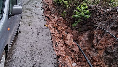 देवगड : गावठणकडे जाणारा रस्ता मुसळधार पावसामुळे खचला