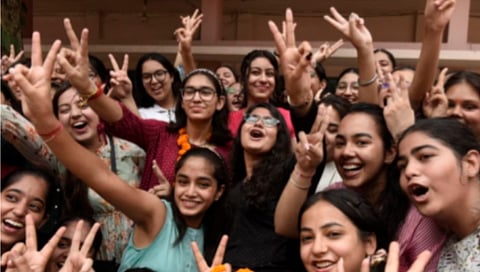 शिक्षण : मुलीच अव्वल का?