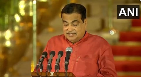 नितीन गडकरी यांनी मंत्रिपदाची शपथ घेतली.