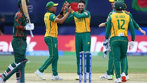 टी-20 विश्वचषक स्पर्धेत सोमवारी दक्षिण आफ्रिका आणि बांगलादेश संघ आमने-सामने होते. शेवटच्या षटकापर्यंत रंगलेल्या या सामन्यात दक्षिण आफ्रिकेने चार धावांनी विजय मिळवला.