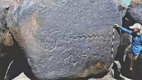 140 फूट लांबीच्या सापाची प्राचीन कोरीव प्रतिमा