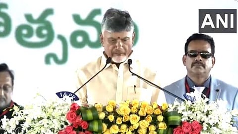 आंध्र प्रदेशच्या मुख्यमंत्रीपदी आज (दि.१२) चंद्राबाबू नायडू शपथबद्ध झाले. राज्यपाल एस. अब्दुल नजीर यांनी त्यांना पद आणि गोपनीयतेची शपथ दिली.