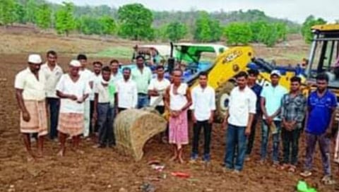 पिंपळनेर : पाझर तलावातील गाळ काढण्याच्या कामी श्रमदान देताना स्थानिक शेतकरी. (छाया: अंबादास बेनुस्कर)