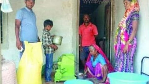 पिंपळनेर : मानवी श्रम कमी होऊन तृण धान्य काढणीसाठी यंत्र उपलब्ध करुन देताना मोहगाव येथील युवक उमेश देशमुख व कुटुंब. (छाया:अंबादास बेनुस्कर)