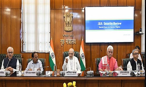 जम्मू-काश्मीरमधील सुरक्षेबाबात आज केंद्रीय गृहमंत्री अमित शहा यांच्या अध्यक्षतेखाली उच्चस्तरीय सुरक्षा बैठक झाली. यावेळी राष्ट्रीय सुरक्षा सल्लागार अजित डोवाल, जम्मू-काश्मीरचे नायब राज्यपाल मनोज सिन्हा, लष्कर प्रमुख जनरल मनोज पांडे, लेफ्टनंट. जनरल उपेंद्र द्विवेदी यांच्यासह वरिष्ठ अधिकारी उपस्थित होते.