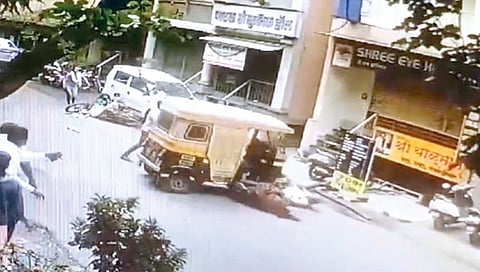 अचानक यू टर्न घेतलेल्या रिक्षाचा विनाचालक थरार