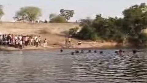 नाशिक : खामखेडा येथील गिरणा नदी पात्रात तरुण बुडाला, शोधकार्य सुरू