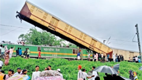 प्रवासी रेल्वेला मालगाडीची धडक; 15 ठार, 60 जखमी