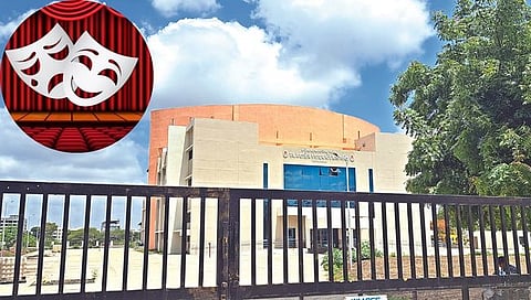 नाशिक : हिरावाडीतील २५ कोटींचे नवेकोरे नाट्यगृह बंद अवस्थेत