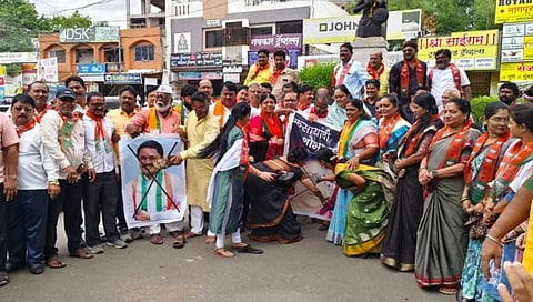 Dhule News | धुळ्यात भाजपकडून खासदार शोभा बच्छाव यांच्यासह नाना पटोले यांच्या प्रतिमेस ‘जोडे मारो’