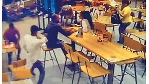 बर्गरच्या दुकानात 38 गोळ्या झाडत युवकाचा खून