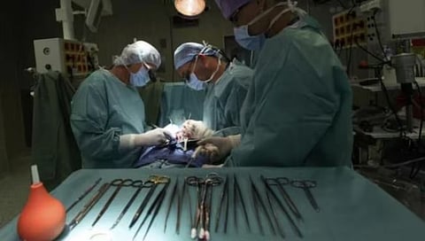 संमतीशिवाय लिंग बदल शस्त्रक्रिया केल्याचा दावा; रुग्णालयाने हात झटकले