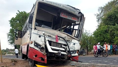 चांदवड तालुक्यातील सोग्रस येथे झालेल्या अपघातात बसचा झालेला चुराडा. (छाया – सुनिल थोरे).