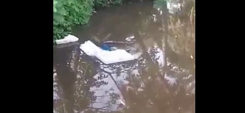 पश्चिम बंगालच्या दक्षिण 24 परगणा येथील एका मतदान केंद्रातील ईव्हीएम मशीन जमावाने तलावात फेकले.