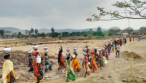 डोक्यावर हंड्डे घेऊन पाणी वाहतांना शिदवाडी येथील महिला