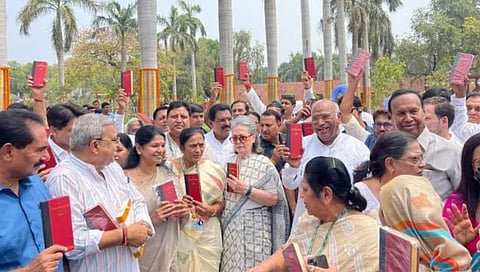 संविधान बदलविण्याच्या प्रयत्नाविरोधात विरोधकांची निदर्शने