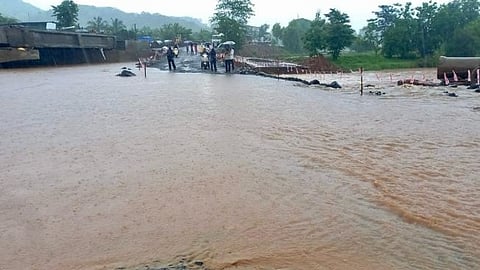 Heavy rain disrupted traffic on Raigad road!