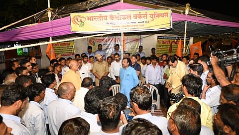 Minister Mungantiwar visited the ongoing protest site at Bamni