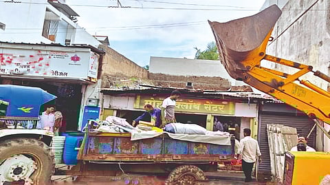 The Phaltan Municipality has started action to demolish the dangerous building.