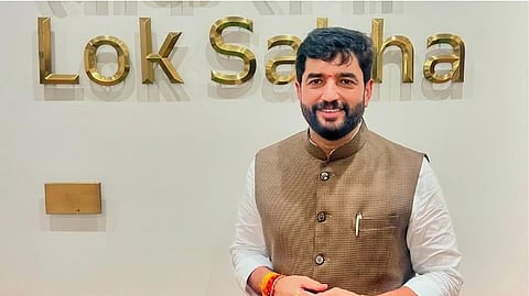 Minister Mohol rejects 'Salute' of security personnel