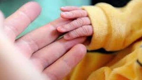 महिलेची रस्त्यावरच प्रसुती