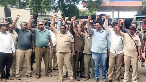 कृती समितीच्या वतीने साक्री आगार युनिटच्या प्रवेशद्वारावर निदर्शने करताना महाराष्ट्र एसटी कामगार.