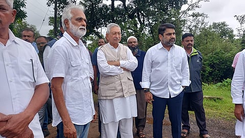 विशाळगड परिसरात रविवारी (दि.14) झालेल्या हिंसाचाराच्या ठिकाणाची पाहणी करण्यासाठी गेलेल्या खासदार शाहू महाराज छत्रपती आणि आमदार सतेज पाटील यांना पोलिसांनी रोखले.