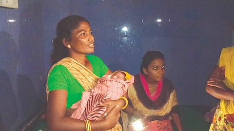 मेणबत्तीच्या उजेडात गरोदर मातेची प्रसूती