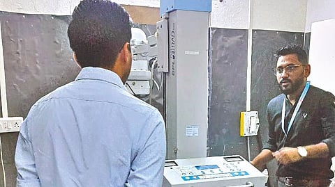 Commissioner Shubham Gupta taking information about the X-ray machine at the Central Diagnostic Center of the Municipal Corporation.